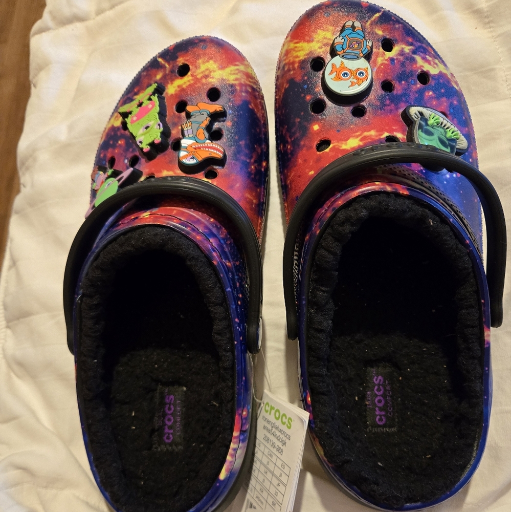 Kids crocs with fir NWT